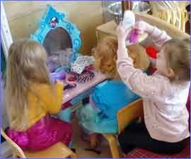 Girls Styling a dolls hair